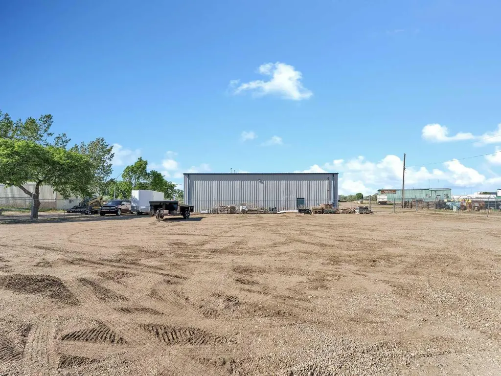 208 3 Street NE Redcliff AB T0J2P0