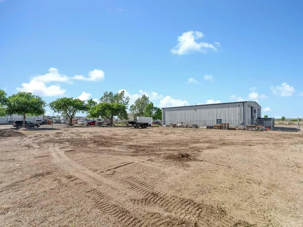 208 3 Street NE Redcliff AB T0J2P0