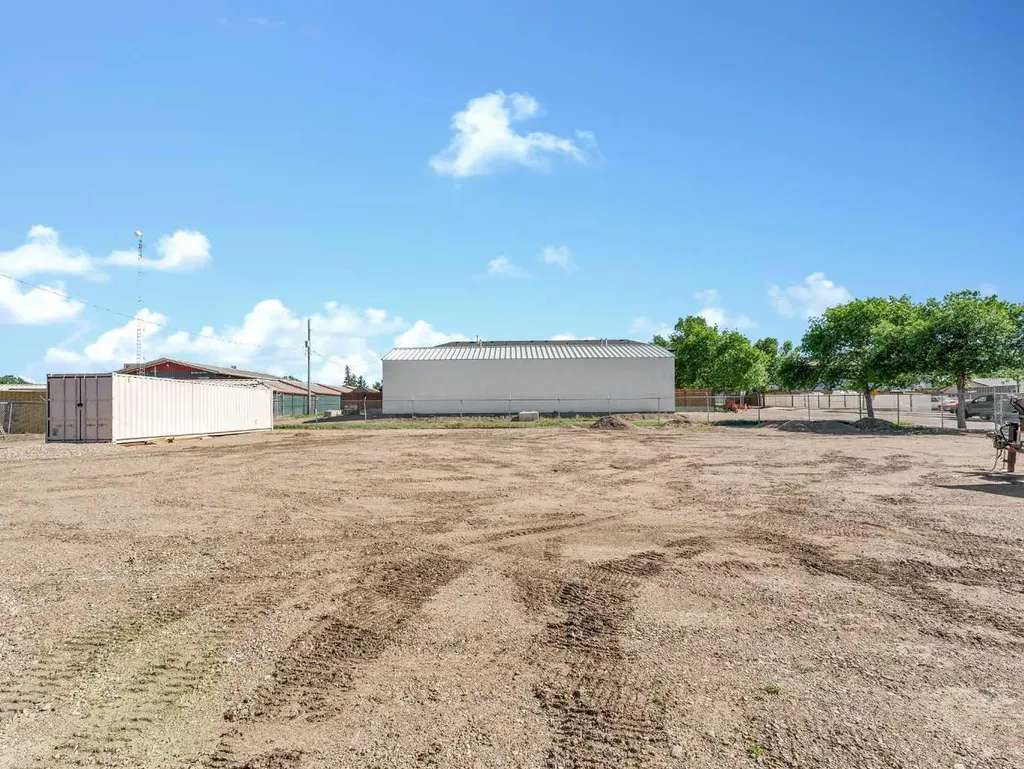 208 3 Street NE Redcliff AB T0J2P0
