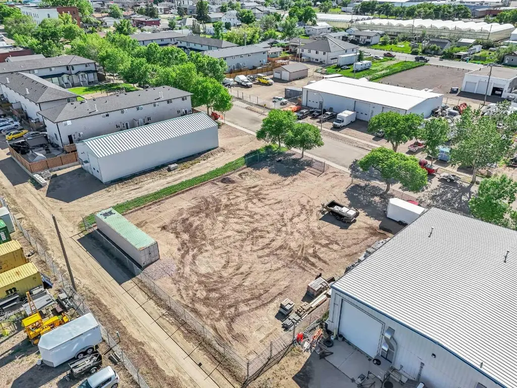 208 3 Street NE Redcliff AB T0J2P0