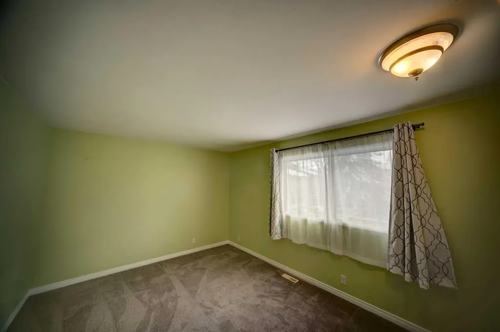 380 Bermuda Drive NW Calgary AB T3K 2B2