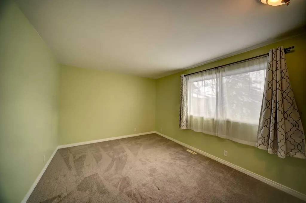 380 Bermuda Drive NW Calgary AB T3K 2B2