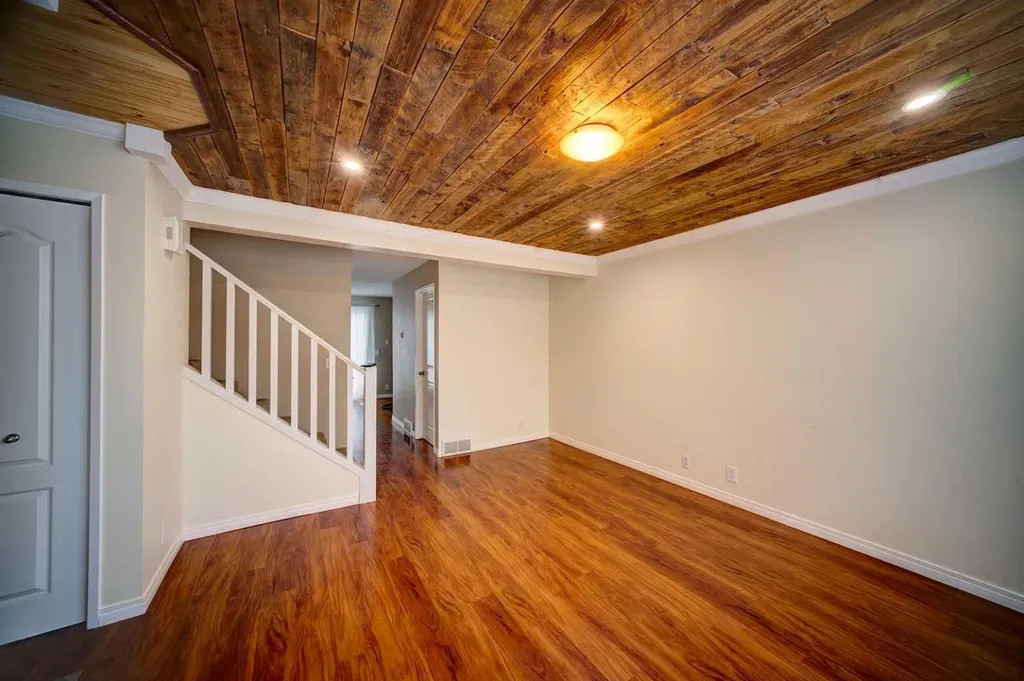 380 Bermuda Drive NW Calgary AB T3K 2B2
