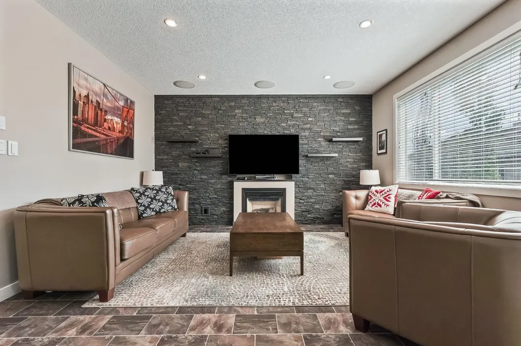 230 Couleesprings Grove S Lethbridge AB T1K 5P1