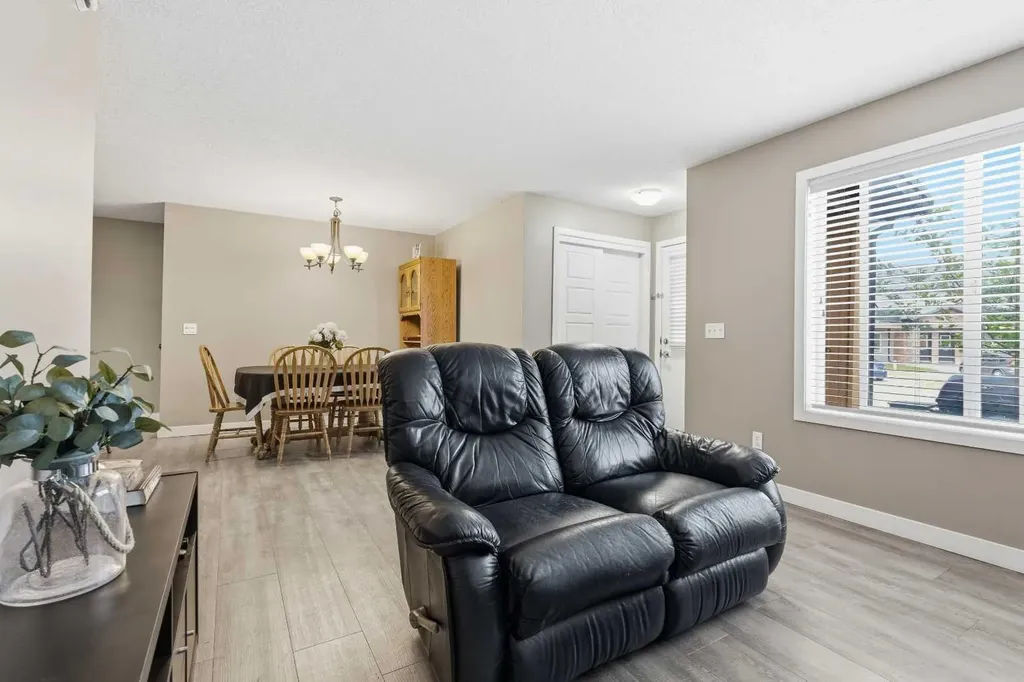 2781 Chinook Winds Drive SW Airdrie AB T4B 3S5
