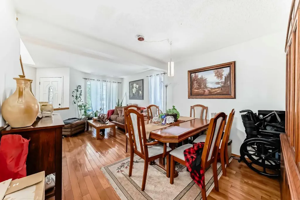 182 Somerglen Road SW Calgary AB T2Y 3V4