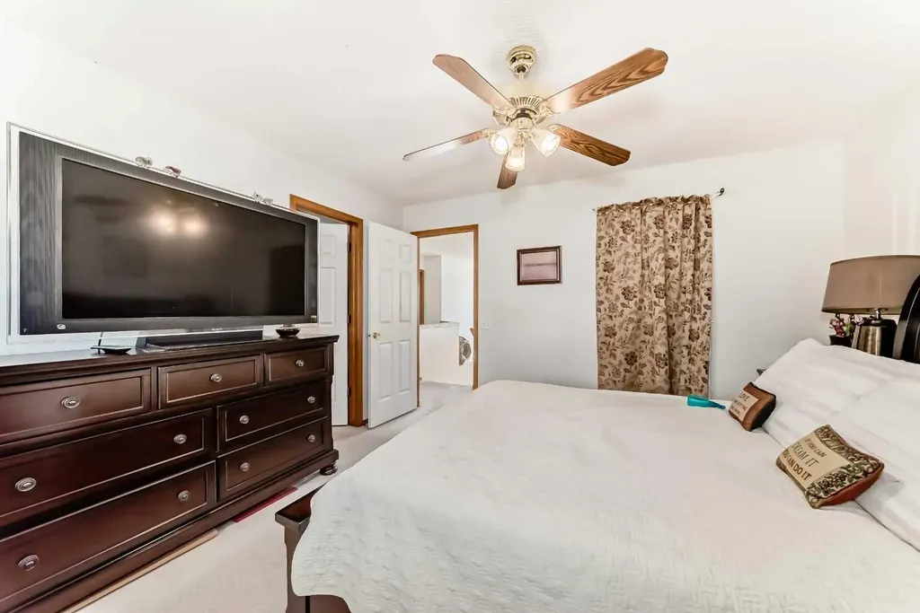 182 Somerglen Road SW Calgary AB T2Y 3V4