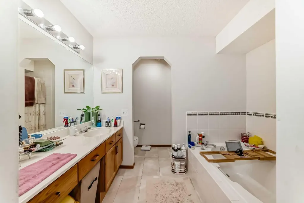 182 Somerglen Road SW Calgary AB T2Y 3V4