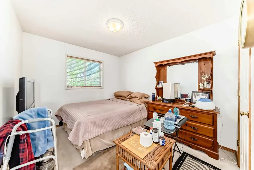 182 Somerglen Road SW Calgary AB T2Y 3V4