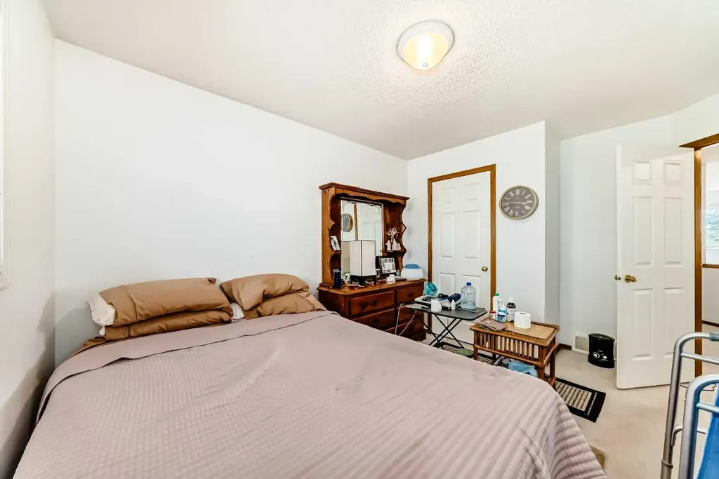 182 Somerglen Road SW Calgary AB T2Y 3V4
