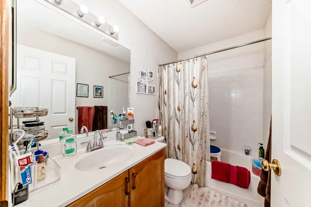 182 Somerglen Road SW Calgary AB T2Y 3V4