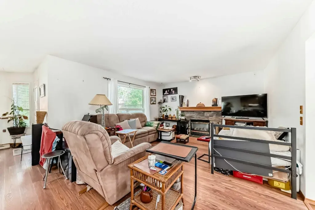 182 Somerglen Road SW Calgary AB T2Y 3V4