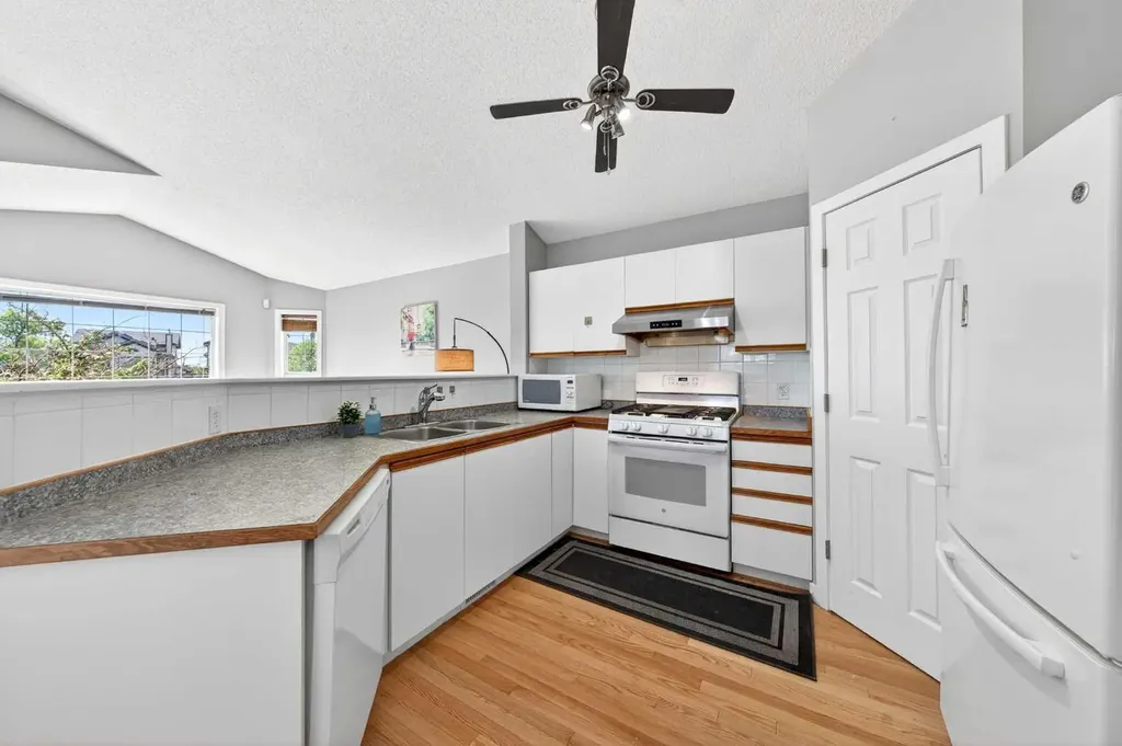 391 Country Hills Place NW Calgary AB T3K 4W6