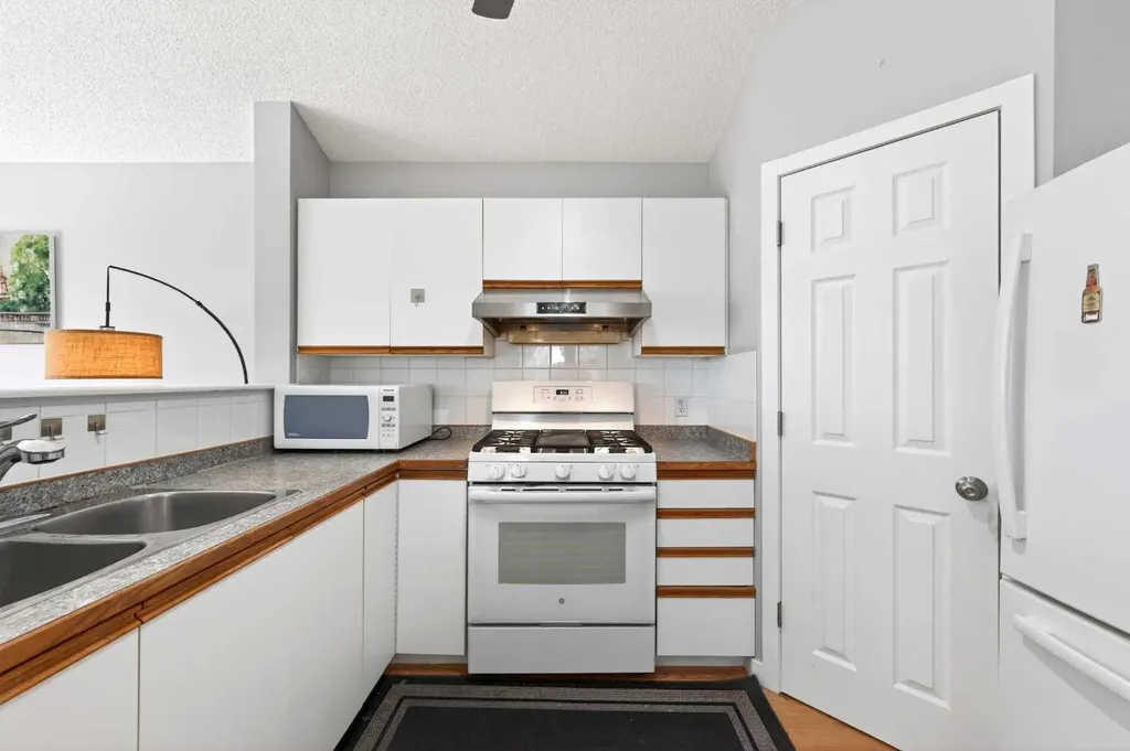391 Country Hills Place NW Calgary AB T3K 4W6