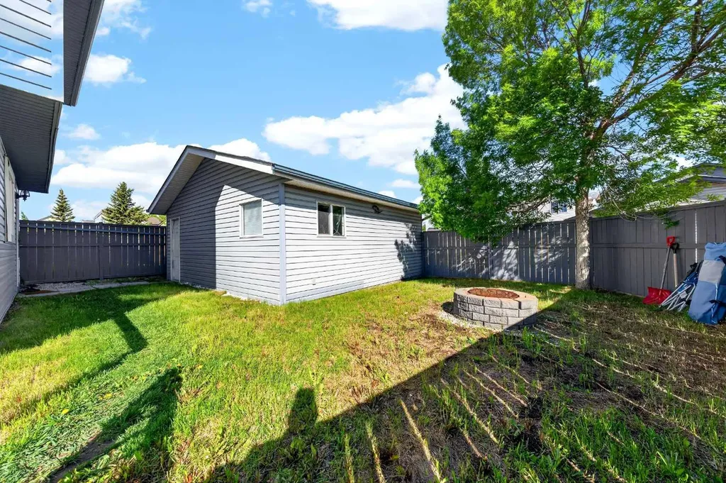 391 Country Hills Place NW Calgary AB T3K 4W6