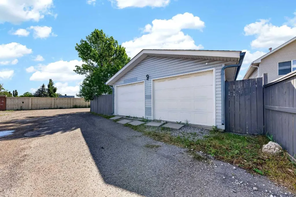 391 Country Hills Place NW Calgary AB T3K 4W6