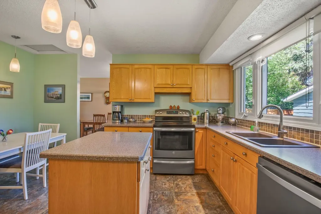 11 Mccune Avenue Red Deer AB T4N 0H3