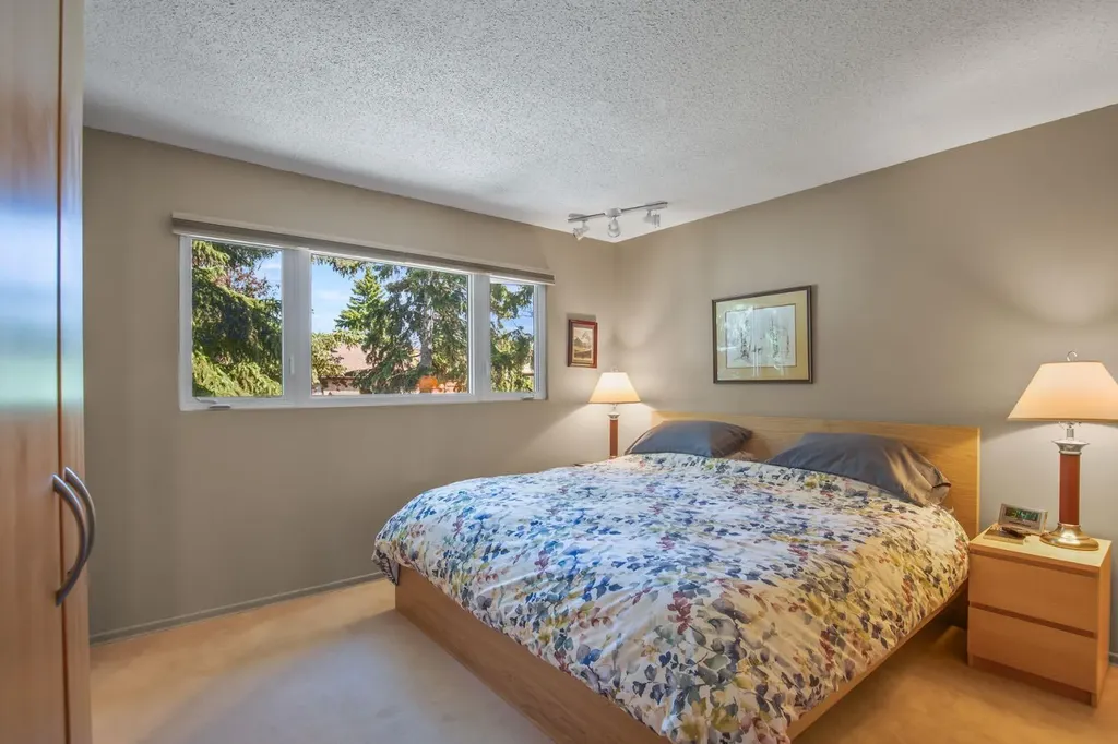 11 Mccune Avenue Red Deer AB T4N 0H3