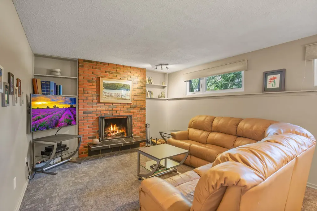11 Mccune Avenue Red Deer AB T4N 0H3