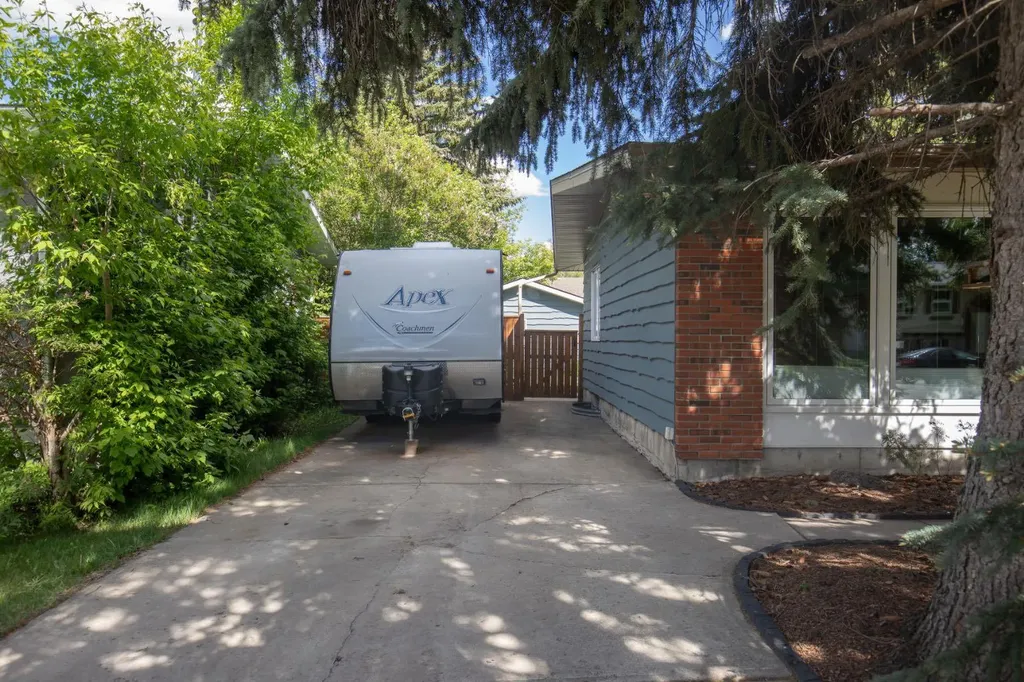 11 Mccune Avenue Red Deer AB T4N 0H3