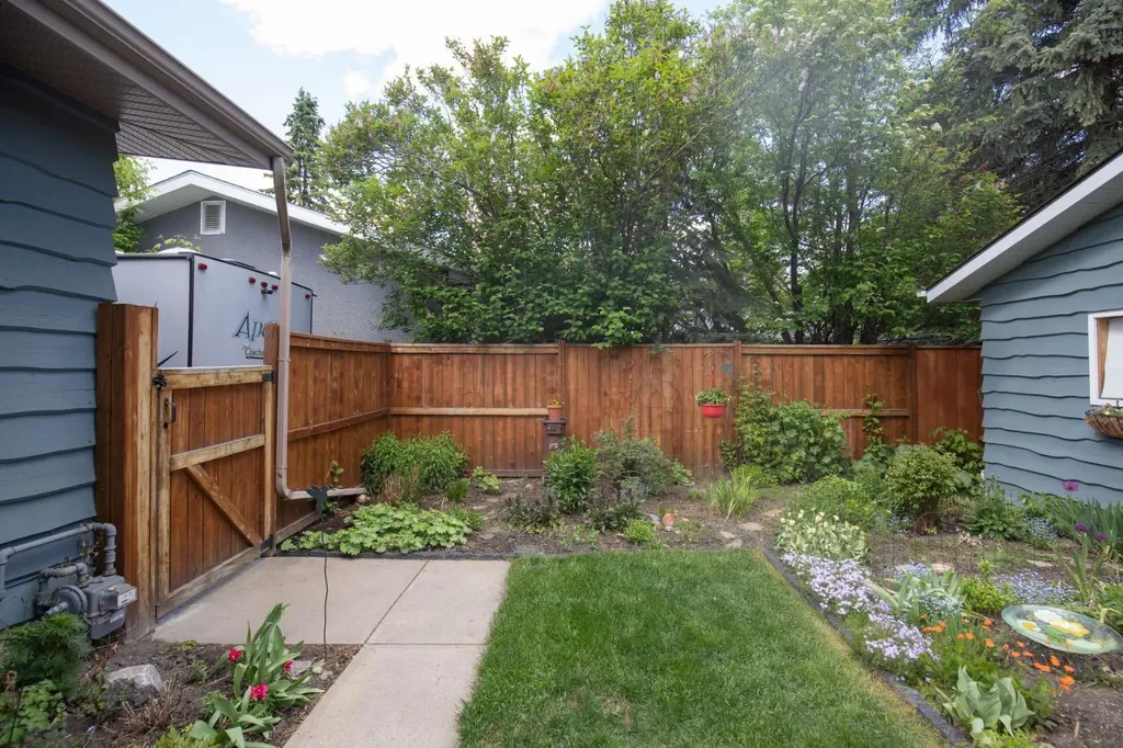 11 Mccune Avenue Red Deer AB T4N 0H3