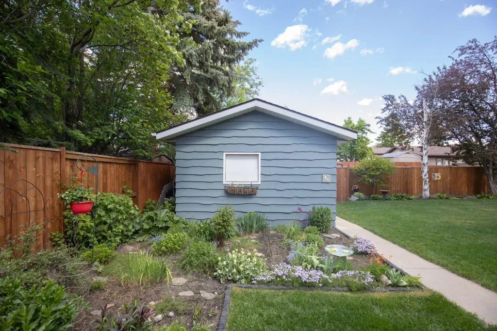 11 Mccune Avenue Red Deer AB T4N 0H3