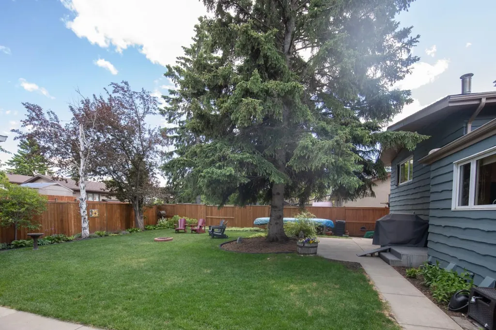 11 Mccune Avenue Red Deer AB T4N 0H3