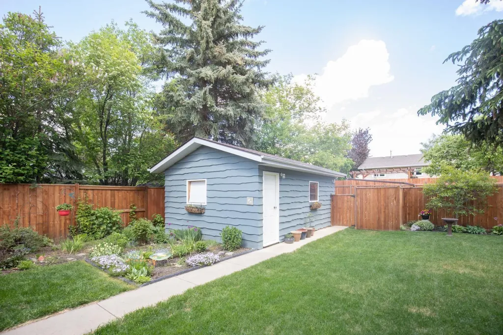 11 Mccune Avenue Red Deer AB T4N 0H3