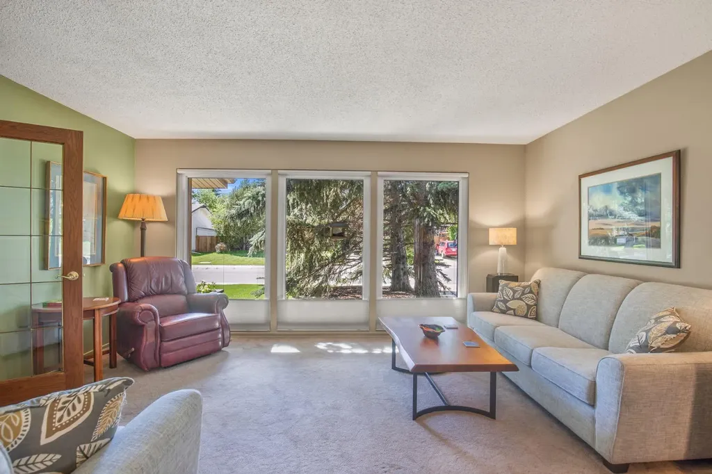 11 Mccune Avenue Red Deer AB T4N 0H3