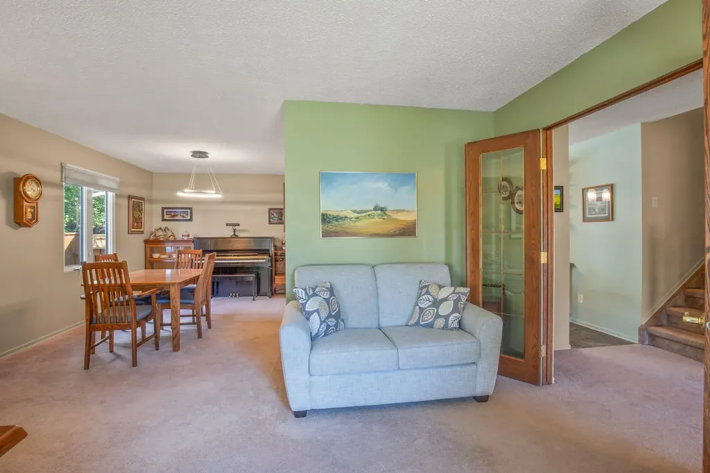 11 Mccune Avenue Red Deer AB T4N 0H3