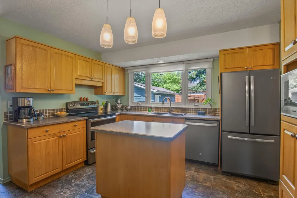 11 Mccune Avenue Red Deer AB T4N 0H3