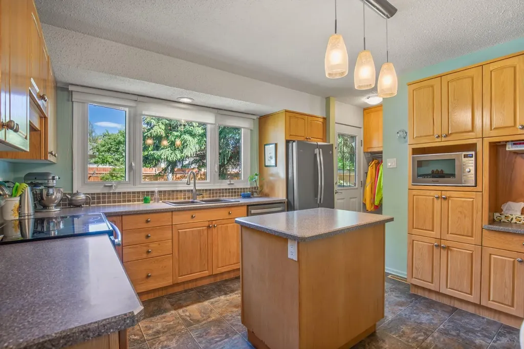 11 Mccune Avenue Red Deer AB T4N 0H3