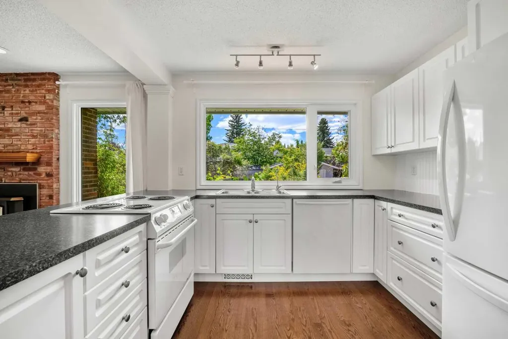 452 Parkridge Rise SE Calgary AB T2J5C3