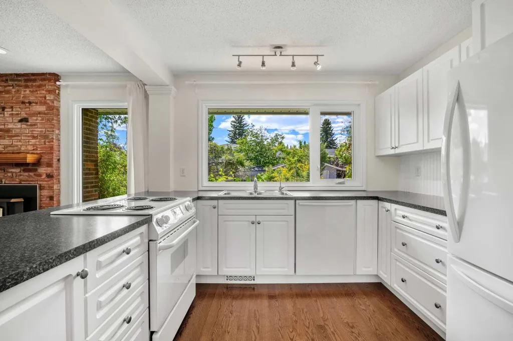 452 Parkridge Rise SE Calgary AB T2J5C3