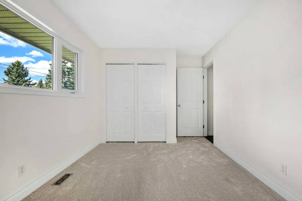 452 Parkridge Rise SE Calgary AB T2J5C3