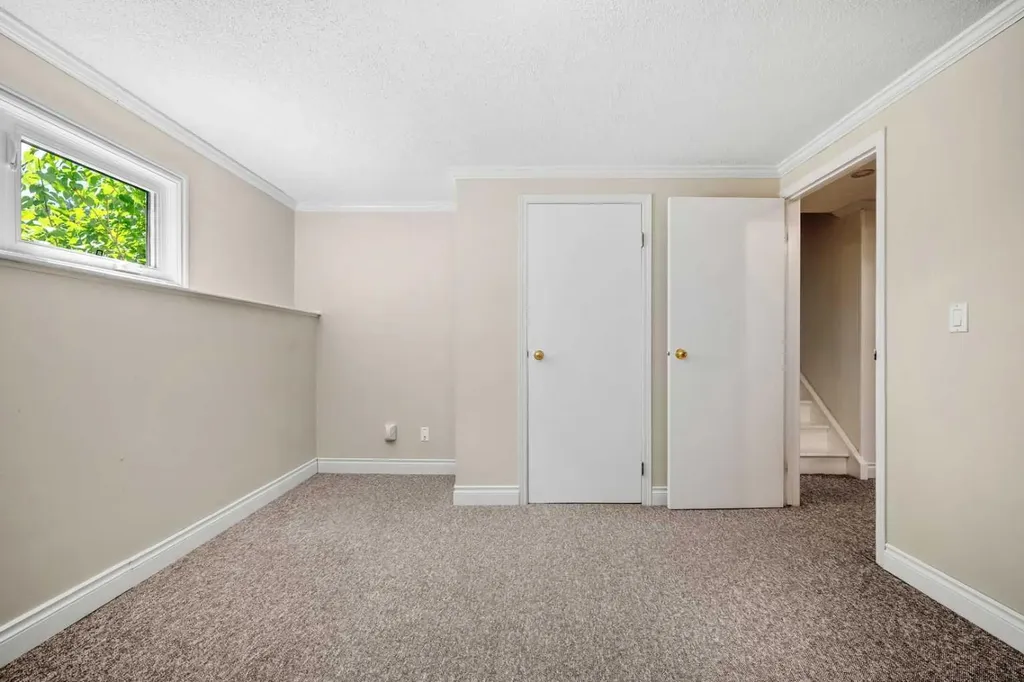 452 Parkridge Rise SE Calgary AB T2J5C3