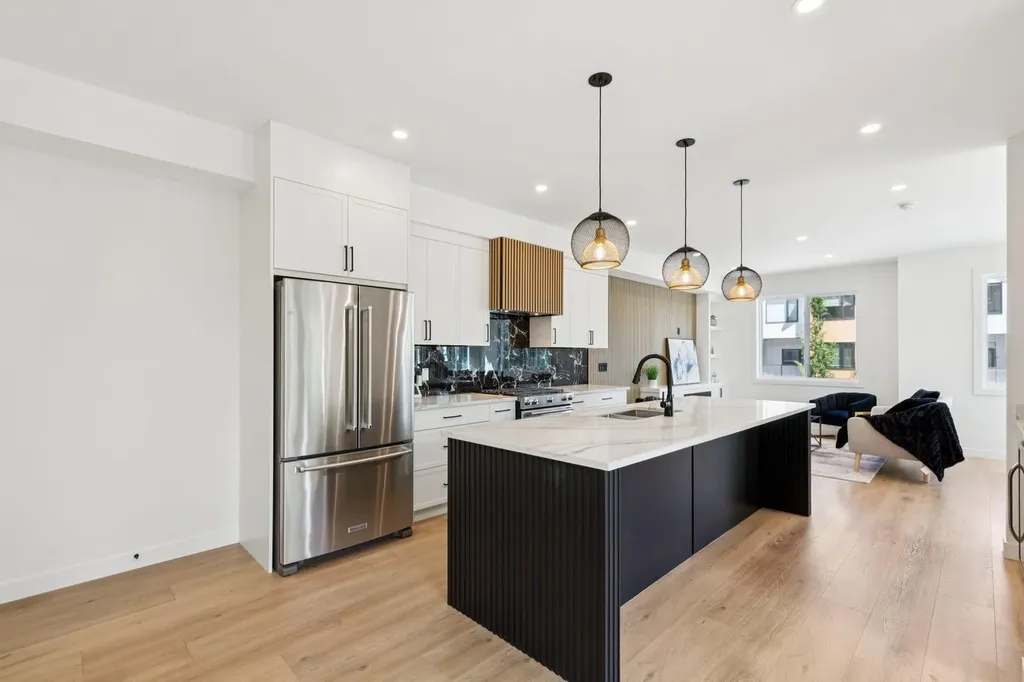 2402 Westmount Road NW Calgary AB T2N 3N8