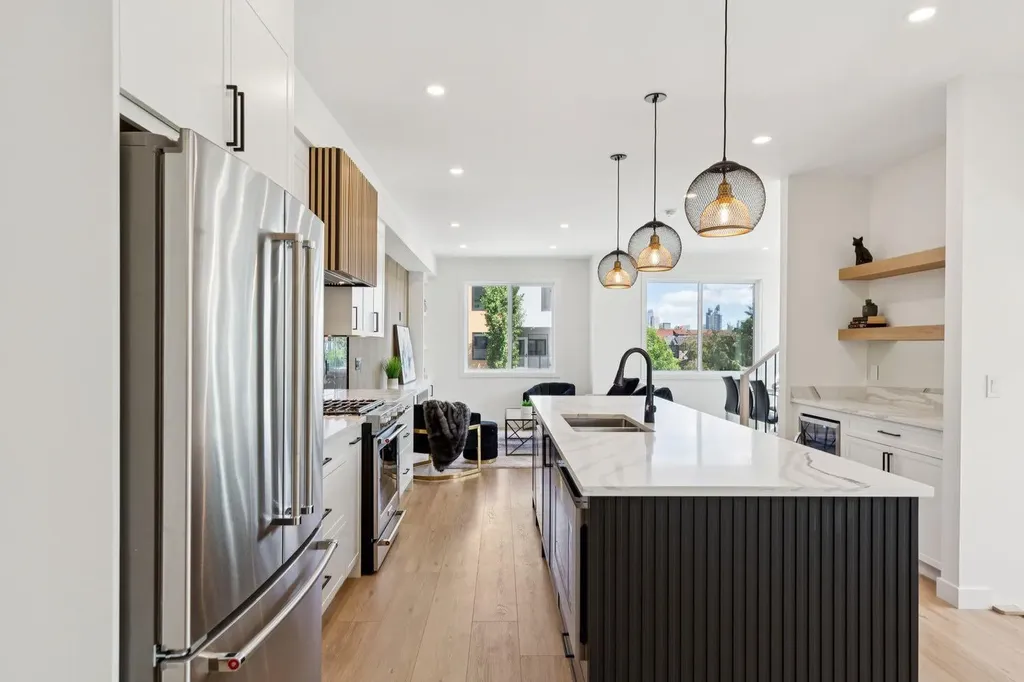 2402 Westmount Road NW Calgary AB T2N 3N8