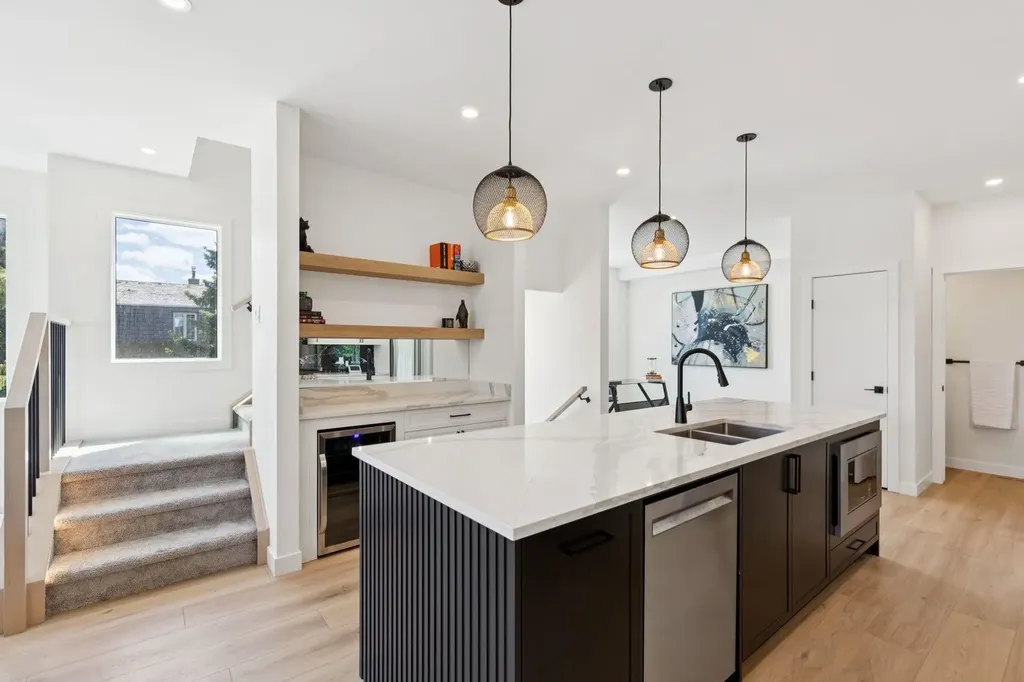 2402 Westmount Road NW Calgary AB T2N 3N8