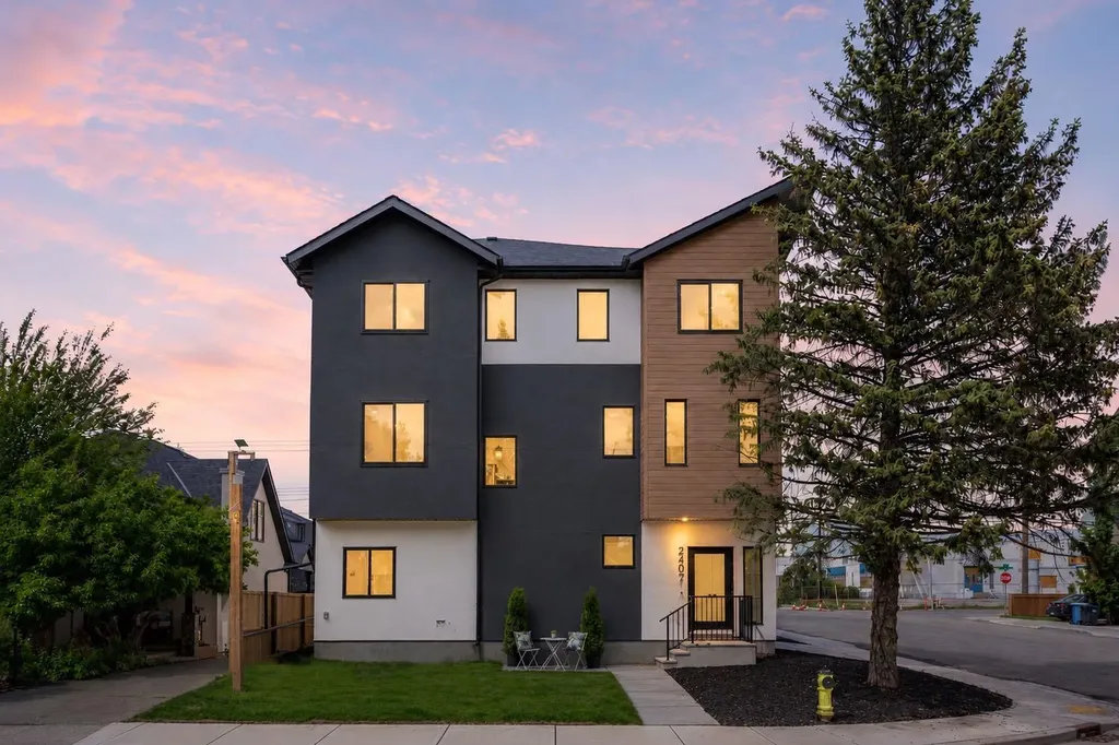 2402 Westmount Road NW Calgary AB T2N 3N8