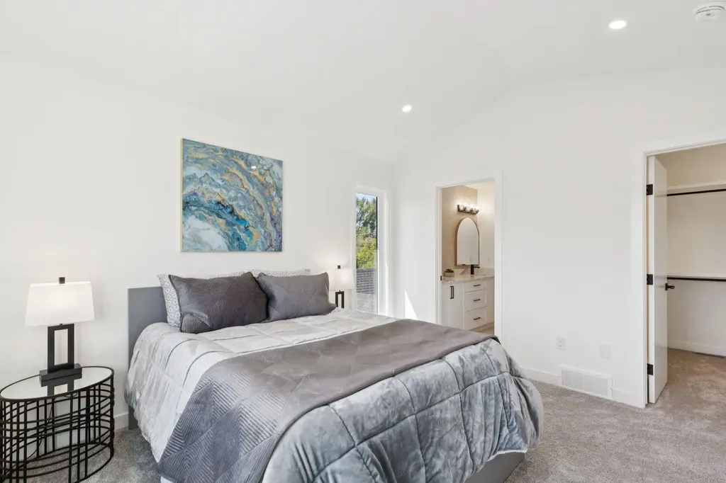 2402 Westmount Road NW Calgary AB T2N 3N8
