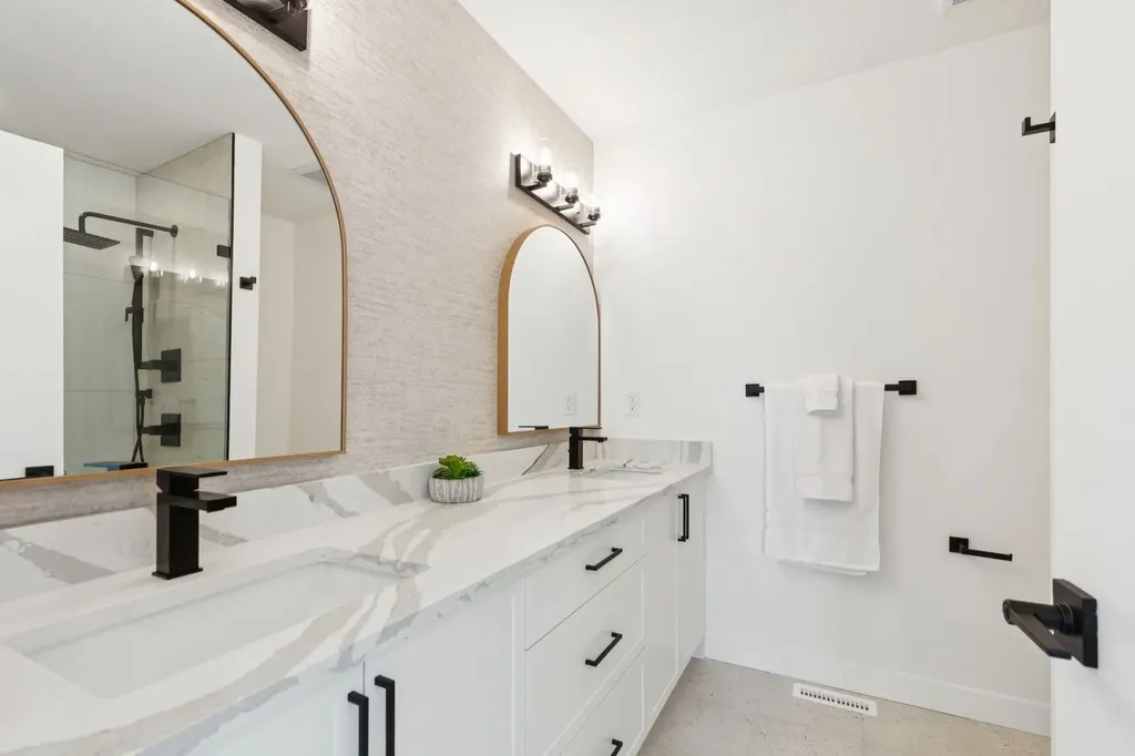 2402 Westmount Road NW Calgary AB T2N 3N8