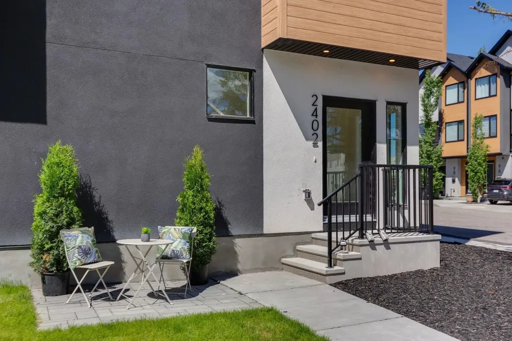 2402 Westmount Road NW Calgary AB T2N 3N8