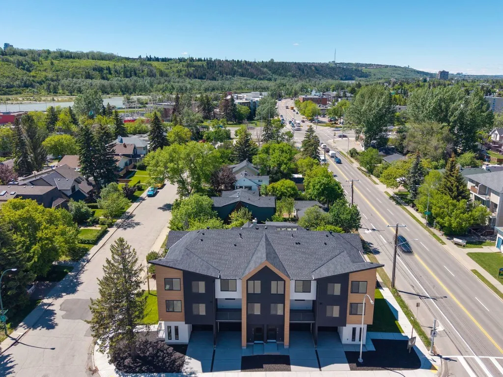 2402 Westmount Road NW Calgary AB T2N 3N8