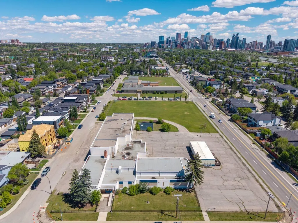2402 Westmount Road NW Calgary AB T2N 3N8