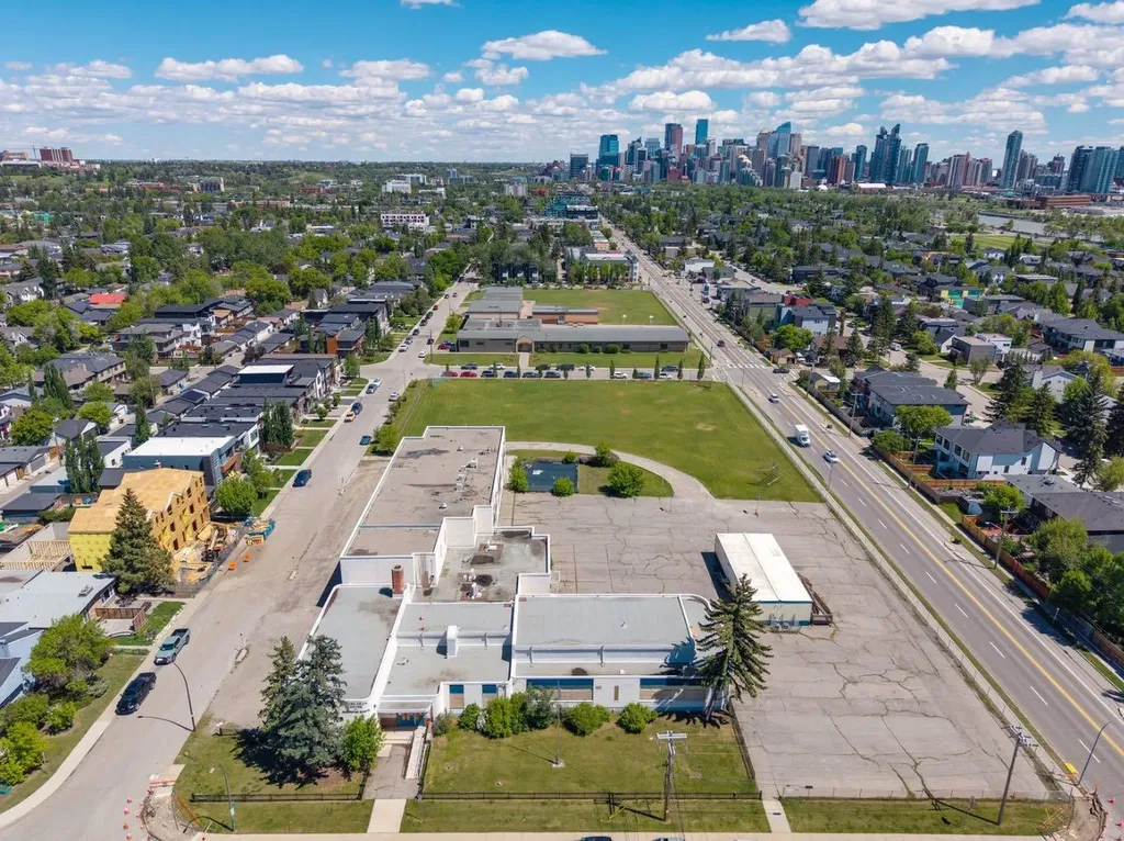 2402 Westmount Road NW Calgary AB T2N 3N8