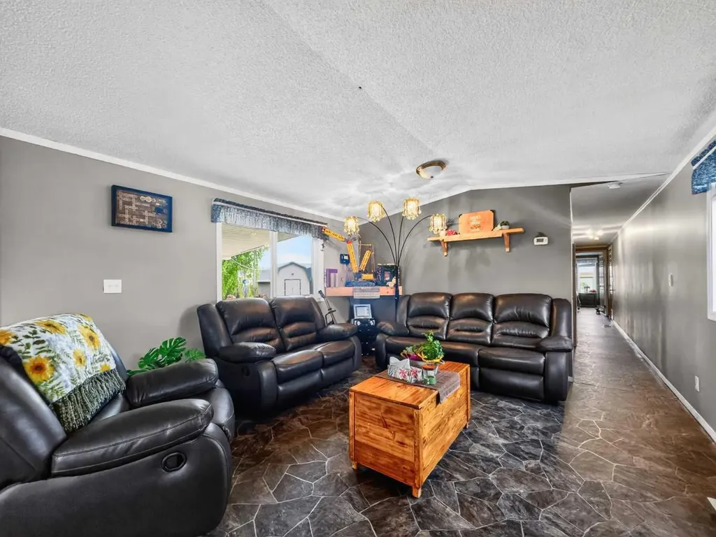 10717 102 Avenue La Crete AB T0H2H0