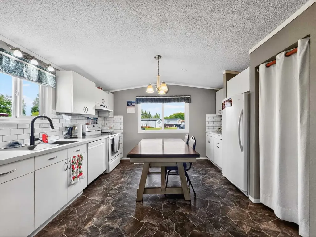 10717 102 Avenue La Crete AB T0H2H0