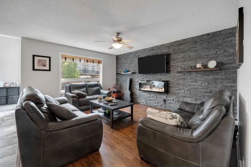 194 Kincora View NW Calgary AB T3R 1M2