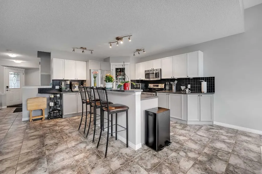 194 Kincora View NW Calgary AB T3R 1M2